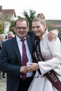 Minister Vogelsänger mit Spargelkönigin