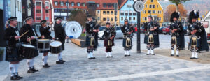 25 Jahre „Der besondere Abend“ Marsch der schottischen Dudelsackband „Berlin Police Pipe Band“  durch Borkheide zum Marktplatz – dort Platzkonzert. @ Borkheide
