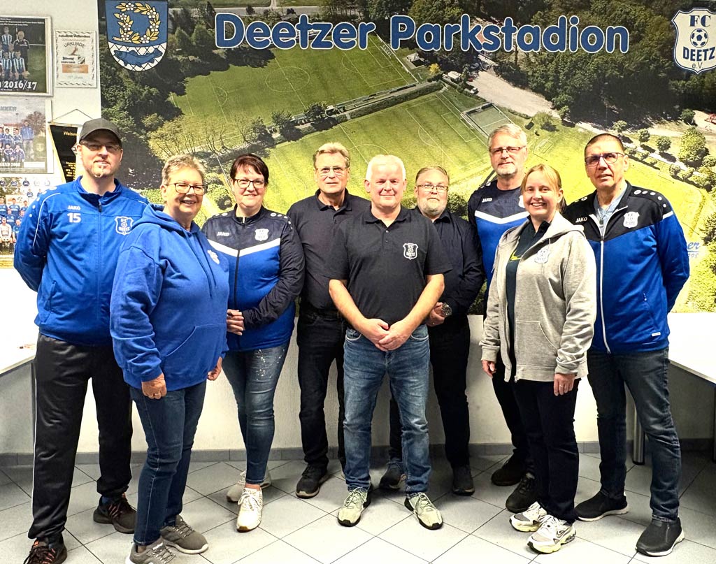 Der neugewählte Vorstand des FC Deetz und Denny Michaelis (l.) der den Vorstand verlässt