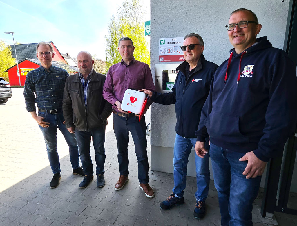Golzow, Oliver Notzke, Bürgermeister Ralf Werner, Amtsdirektor Mathias Ryll, Torsten Messer (DRK) und Christian Köppel (FF-Verein)